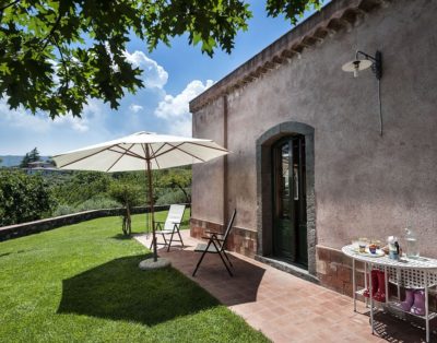 Cosy house with rustic charm, big garden and sublime view on the Etna and sea